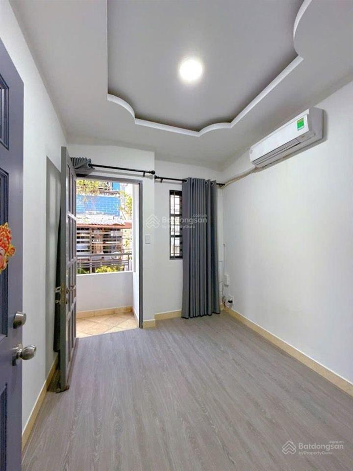 Bán nhà ngay sát mặt đường huỳnh văn bánh  4pn  4wc. phú nhuận