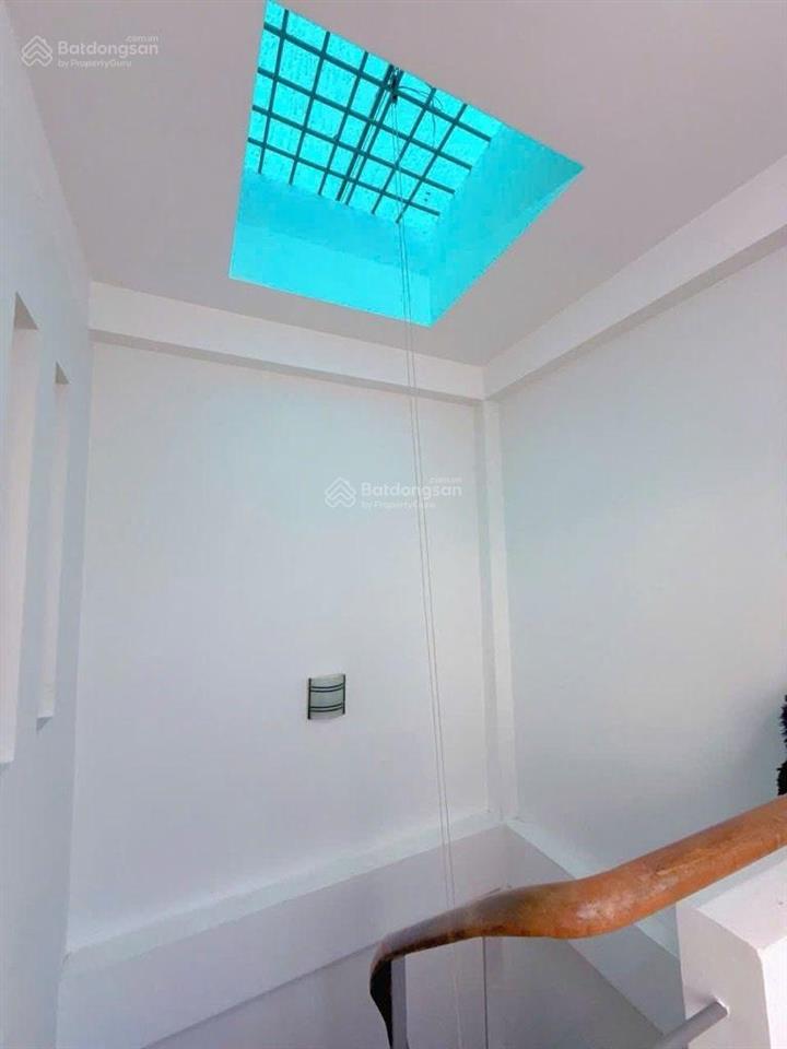 Bán nhà ngay sát mặt đường huỳnh văn bánh  4pn  4wc. phú nhuận
