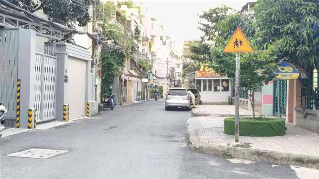 Ngay giáp nguyễn văn trỗi, (5*15m), 3 tầng, 3pn, hẻm thông sát mặt tiền đường