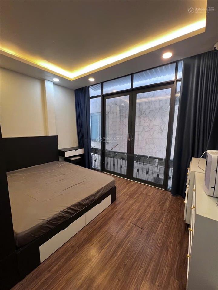 Ngay huỳnh văn bánh, ô tô đậu sát cửa, 3 tầng, 4pn full nội thất mới.
