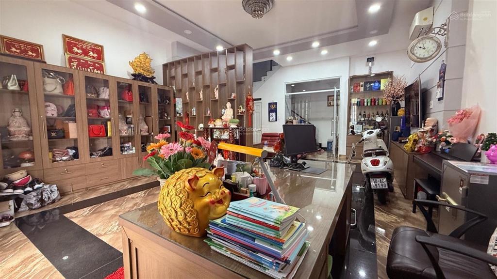Mặt tiền khu bàu cát  75m2 (6,5*12m)  5pn  6wc full nội thất xịn  thang máy + ban công thoáng.