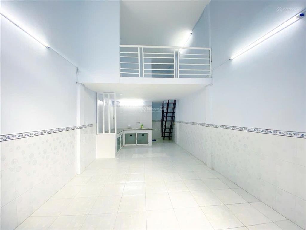 Nguyễn trọng tuyển ngay sát mặt tiền đường, 3 tầng vuông vức, không lộ giới