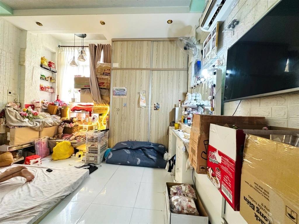 Ngay khu phố thời trang lê văn sỹ, 4 tầng, 3pn, 4wc, ô tô đậu sát cửa, ngang 4m