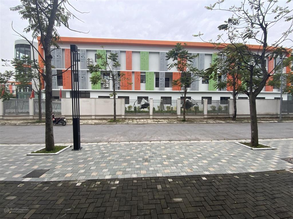 215 triệu/m2 đất  135m2  4 tầng, full nội thất gỗ quý, đang cho thuê 35tr/ tháng.  0968 096 ***