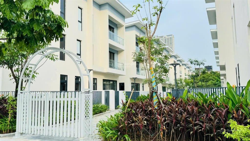 Chính chủ căn bt 198m2. hướng đông nam, mt 9m, gần vườn hoa, giá 3x tỷ