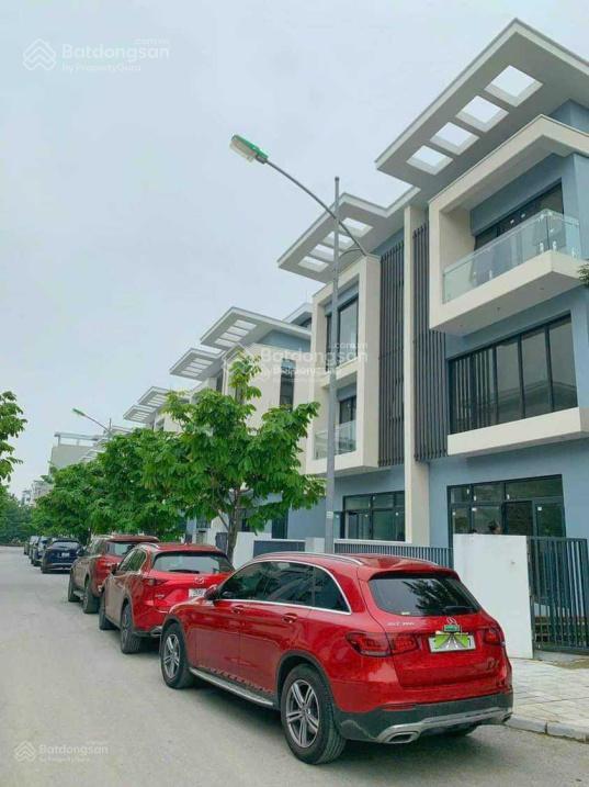 Chính chủ căn bt 198m2. hướng đông nam, mt 9m, gần vườn hoa, giá 3x tỷ