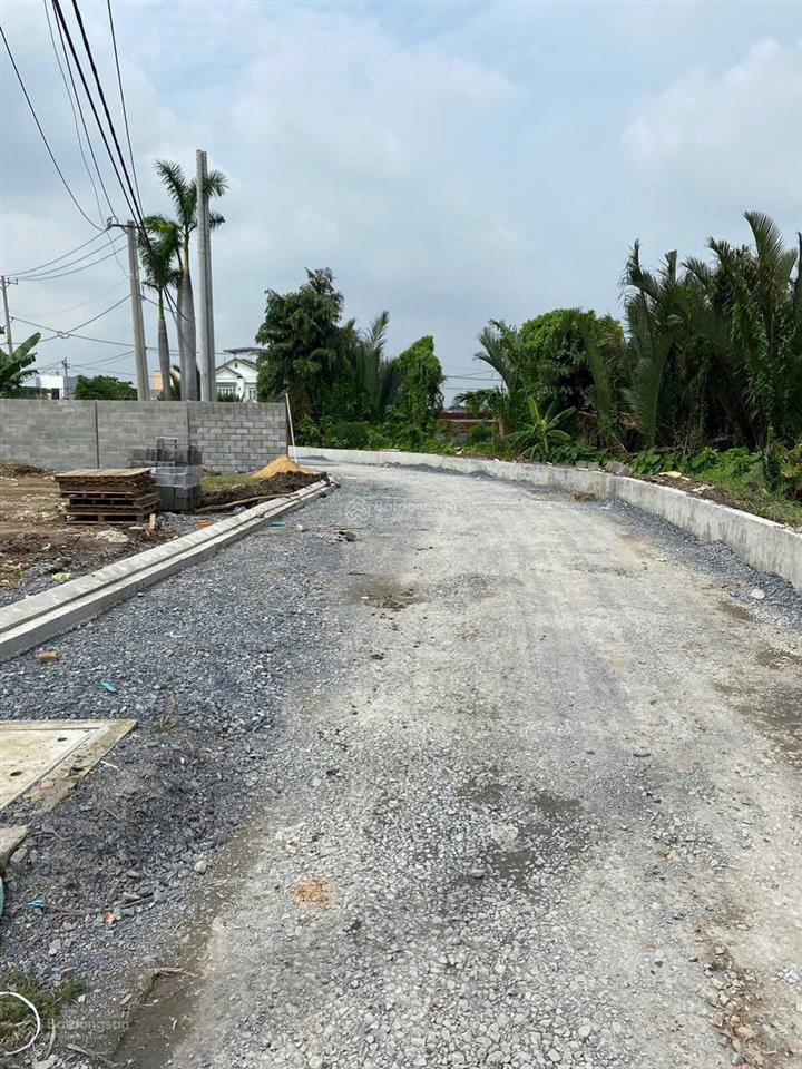 Bán đất 162m2. mặt tiền kênh rạch gia vườn lài. đang làm mở rộng đường rất đẹp. 6.5 tỷ