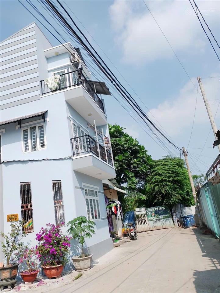 Bán căn nhà góc 2mt 6.85x10.75=70m2. 3tầng. 4pn. đường 7m. có giá đầu tư 5.5 tỷ còn tl