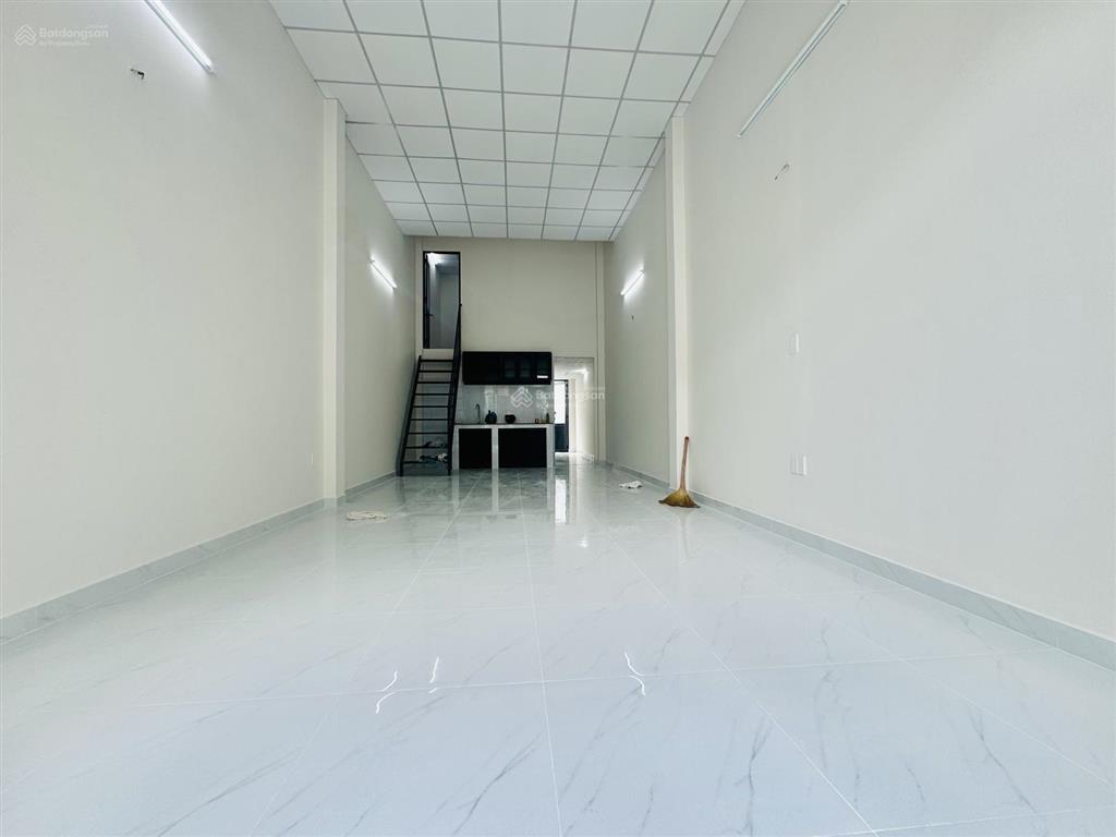 Cho thuê nguyên căn nhà mới. rất rộng, có sân bỏ xe hơi, hơn 120m² sàn. tại vườn lài. apđ.q12