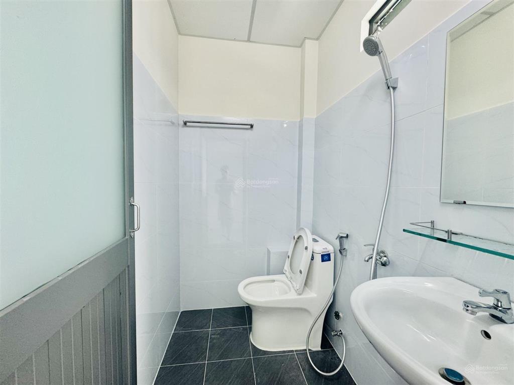 Cho thuê nguyên căn nhà mới. rất rộng, có sân bỏ xe hơi, hơn 120m² sàn. tại vườn lài. apđ.q12