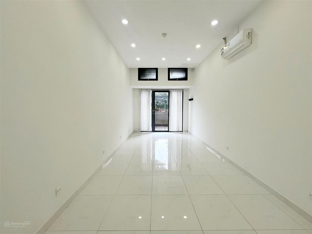 Văn phòng có ban công cần cho thuê the sun avenue giá chỉ 12tr/tháng