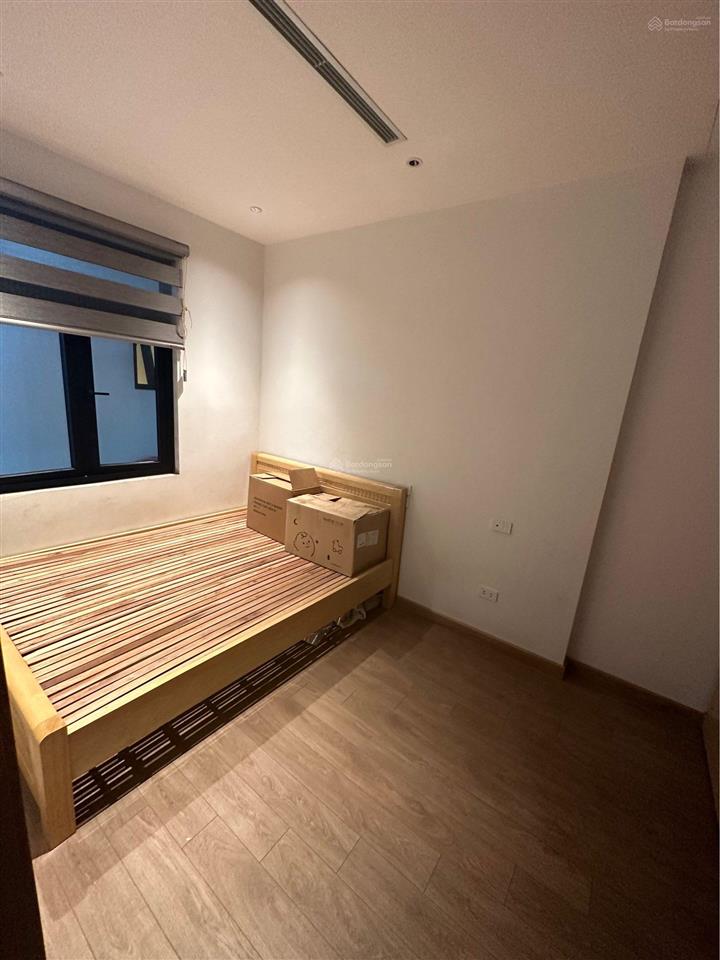 Cho thuê nhà ngô thì nhậm 60 x 7 tầng thông sàn thang máy 26tr 0903 409 ***