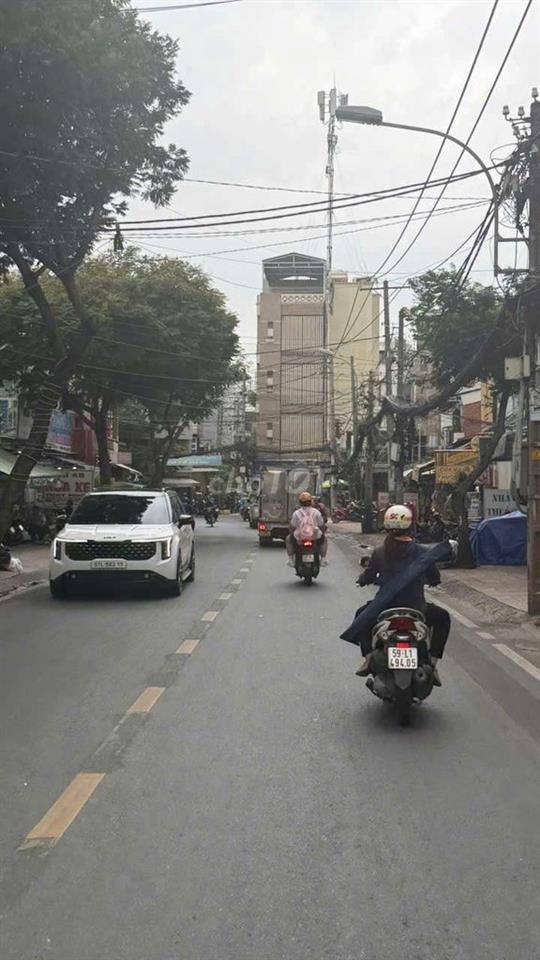 NGAY CẦU NGUYỄN VĂN CỪ - HXH - DT KHỦNG