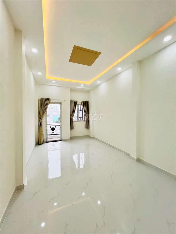 NHÀ MỚI THIẾT KẾ HIỆN ĐẠI - 3 TẦNG BTCT - DT KHỦNG VỊ TRÍ ĐẸP