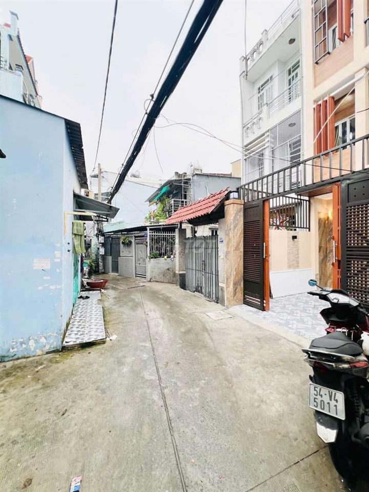 NHÀ MỚI THIẾT KẾ HIỆN ĐẠI - 3 TẦNG BTCT - DT KHỦNG VỊ TRÍ ĐẸP