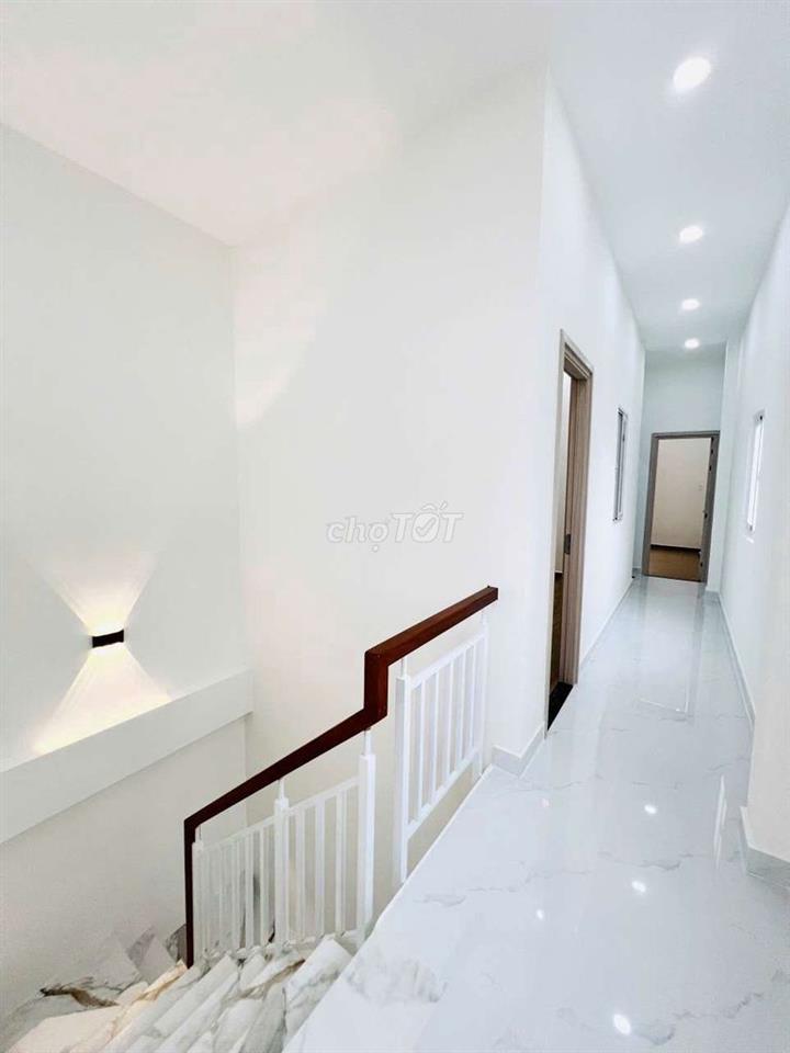 NHÀ MỚI THIẾT KẾ HIỆN ĐẠI - 3 TẦNG BTCT - DT KHỦNG VỊ TRÍ ĐẸP