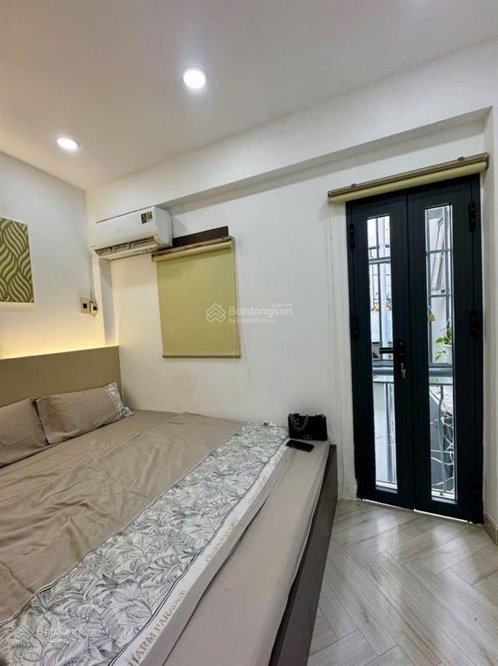 2ty2 nhà trần khăc chân. p.tân định. q1. 3 tầng 2 pn. 2wc