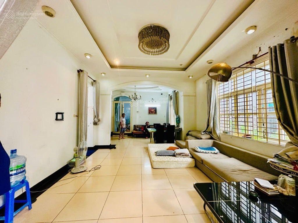 Biệt thự lê trực, p7, bình thạnh. 217m2. 3 tầng. 11pn. giáp q1