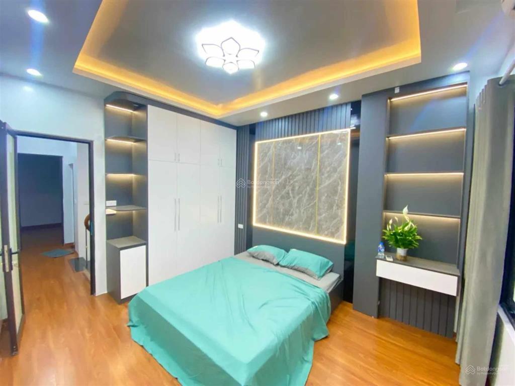 Cực hiếm! ngã tư hào nam  hoàng cầu, 1 nhà ra phố, ô tô qua, lô góc 3 thoáng, dân trí đỉnh, gần hồ