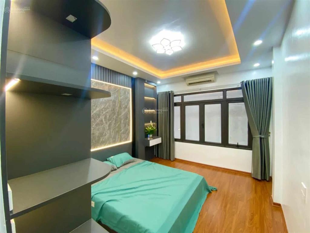 Cực hiếm! ngã tư hào nam  hoàng cầu, 1 nhà ra phố, ô tô qua, lô góc 3 thoáng, dân trí đỉnh, gần hồ