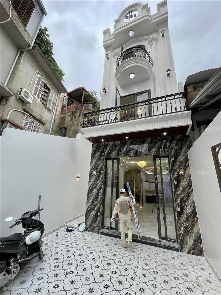 Bán nhà chùa hàng . lê chân 3 tầng sân cổng rộng rãi diện tích sàn  100m2 3 ngủ , 3wc