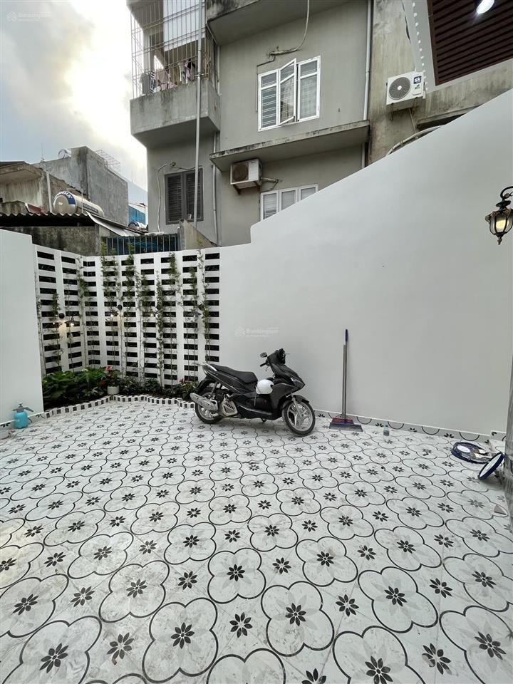 Bán nhà chùa hàng . lê chân 3 tầng sân cổng rộng rãi diện tích sàn  100m2 3 ngủ , 3wc