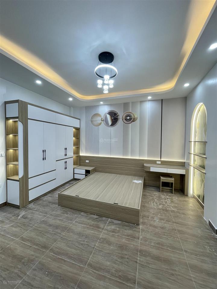 Bán nhà chùa hàng . lê chân 3 tầng sân cổng rộng rãi diện tích sàn  100m2 3 ngủ , 3wc