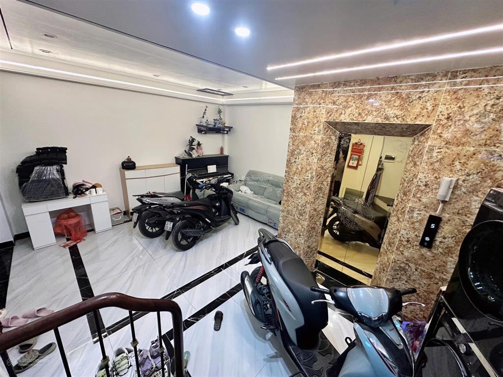 Hạ giá 500tr, giá bán 8tỷ 35m2 đất vuông  nhà mới  6t  thang máy  ngõ nông  yên xã  thanh trì