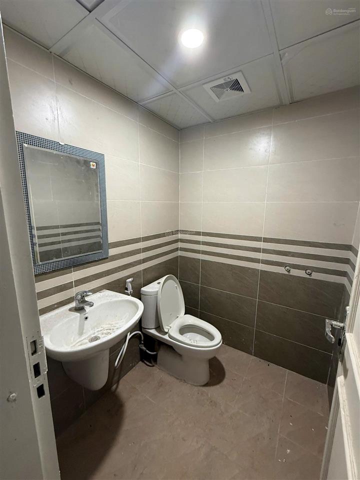 Chính chủ cho thuê tòa nhà văn phòng 8 tầngcó thang máyđủ hệ thống pcccdt tổng 400m21 sàn/1 wc