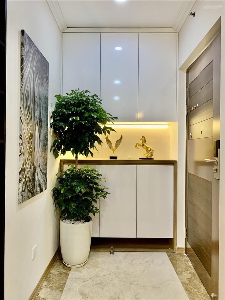 Tôi có căn hộ 107m2 đã có sổ đỏ tầng 12 nhà mới vừa nhận nhà cần bán giá 64 triệu/m2 cc x2 đại kim