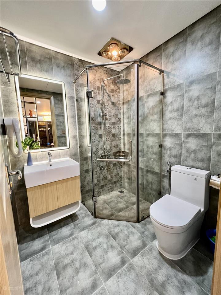 Tôi có căn hộ 107m2 đã có sổ đỏ tầng 12 nhà mới vừa nhận nhà cần bán giá 64 triệu/m2 cc x2 đại kim