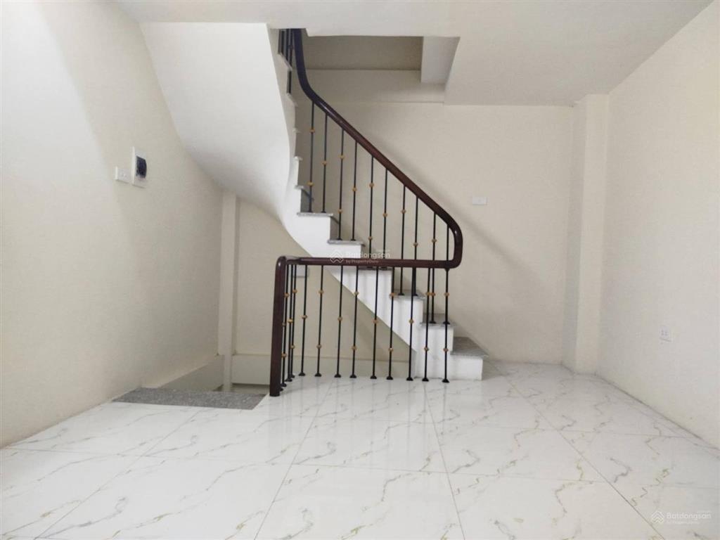 Nhà mới xây 3 tầng chắc chắn  ngõ trước nhà 2m  cửa sổ mở thoáng  phố cổ  cách 8m ra phố