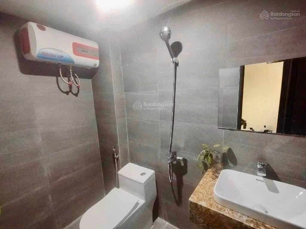 Nhà mới xây 3 tầng chắc chắn  ngõ trước nhà 2m  cửa sổ mở thoáng  phố cổ  cách 8m ra phố