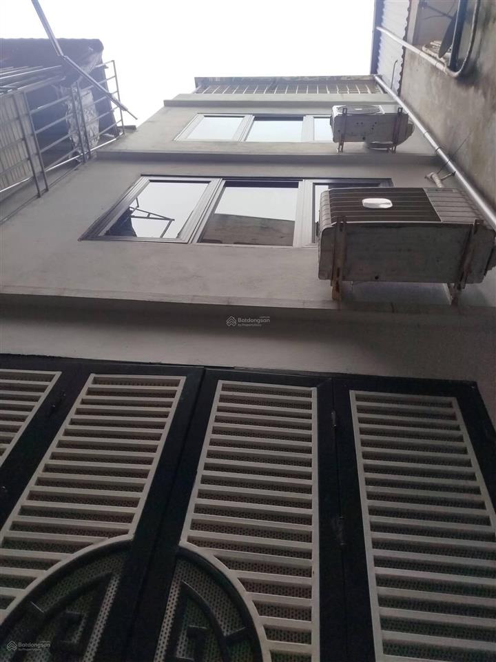 Nhà mới xây 3 tầng chắc chắn  ngõ trước nhà 2m  cửa sổ mở thoáng  phố cổ  cách 8m ra phố