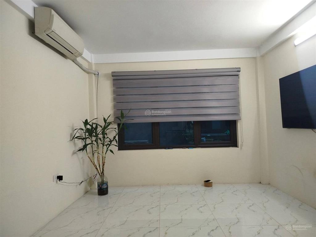 Nhà mới xây 3 tầng chắc chắn  ngõ trước nhà 2m  cửa sổ mở thoáng  phố cổ  cách 8m ra phố