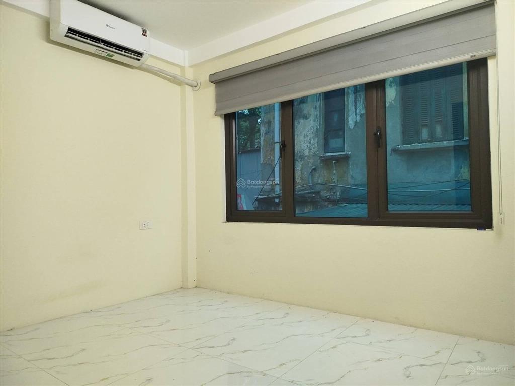 Nhà mới xây 3 tầng chắc chắn  ngõ trước nhà 2m  cửa sổ mở thoáng  phố cổ  cách 8m ra phố