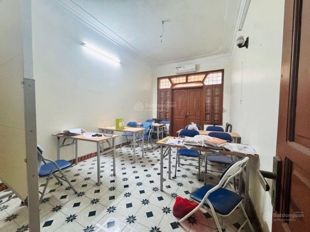 Nhà dân xây chắc chắn  phân lô  ô tô vào nhà, chạy vòng quanh  thông tứ tung  ô chờ thang máy