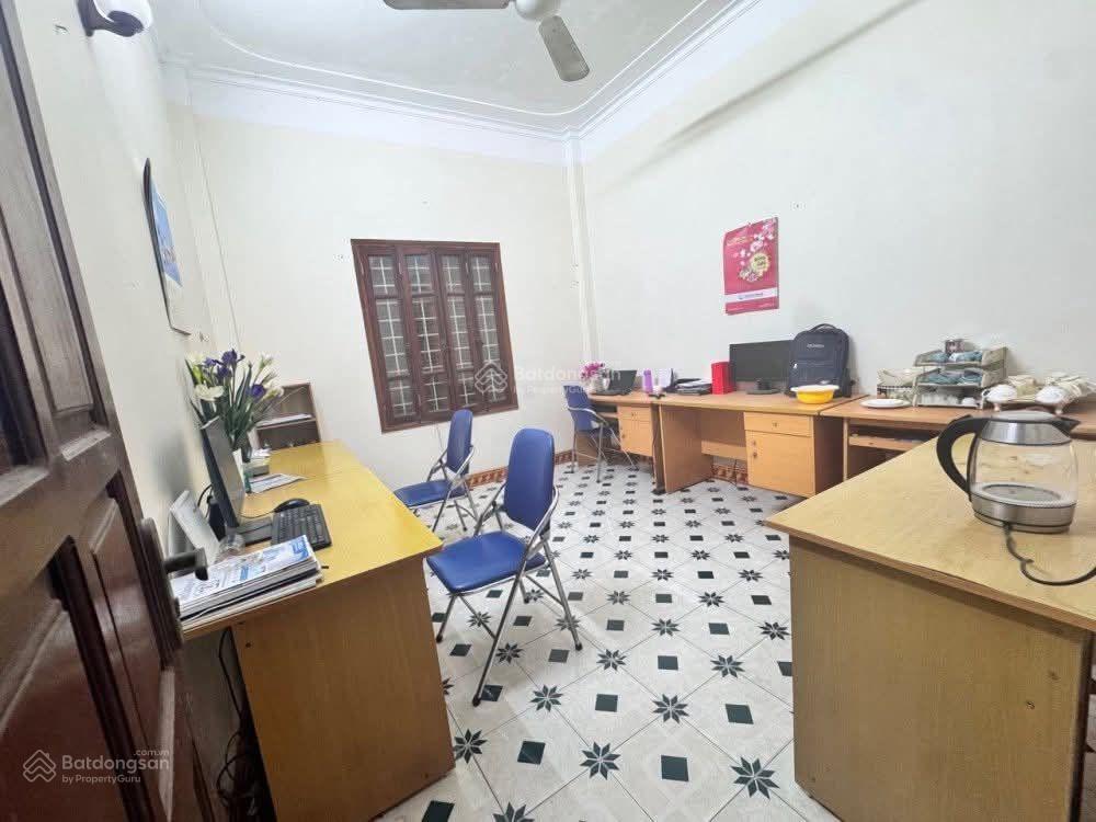 Nhà dân xây chắc chắn  phân lô  ô tô vào nhà, chạy vòng quanh  thông tứ tung  ô chờ thang máy