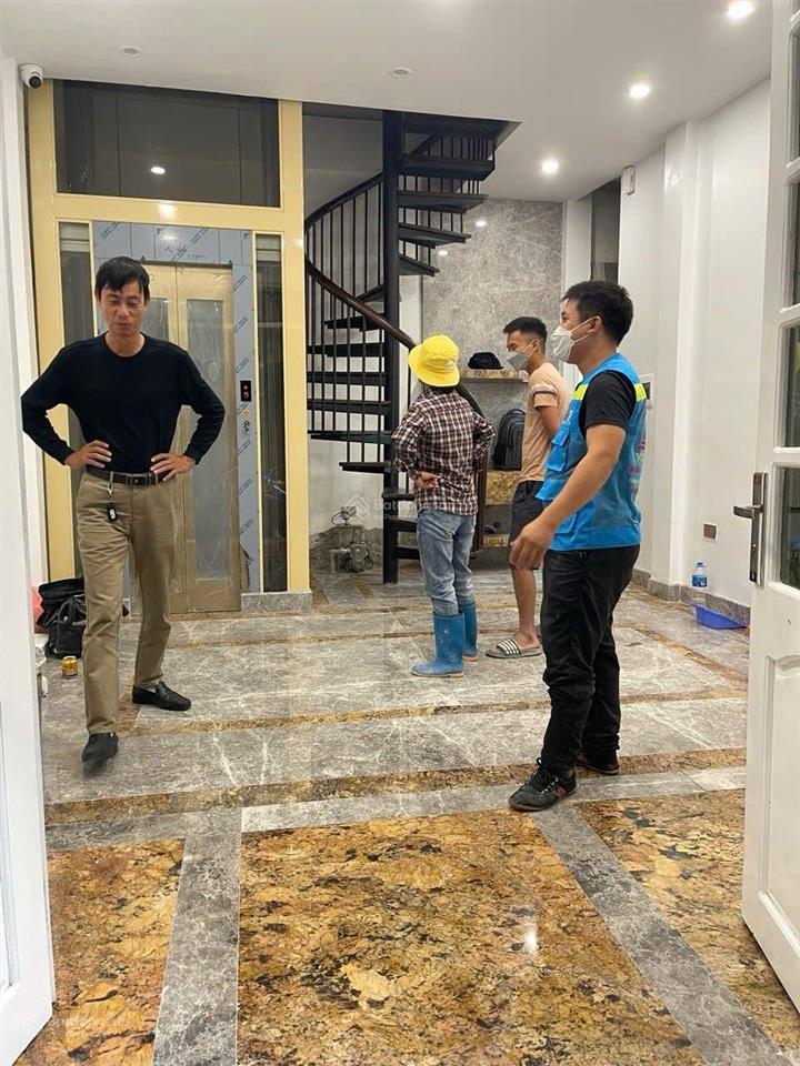 Vị trí đỉnh cách 1 nhà ra mặt phố  ngõ trước nhà siêu rộng  thang máy xịn  gần hồ tây sổ đẹp.