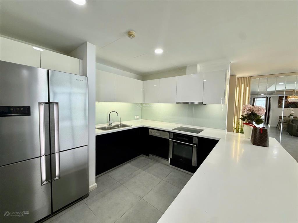 Căn 3 ngủ 121m2 sẵn đồ tại tòa watermark lạc long quân tầng cao view hồ tây max đẹp giá 17 tỷ