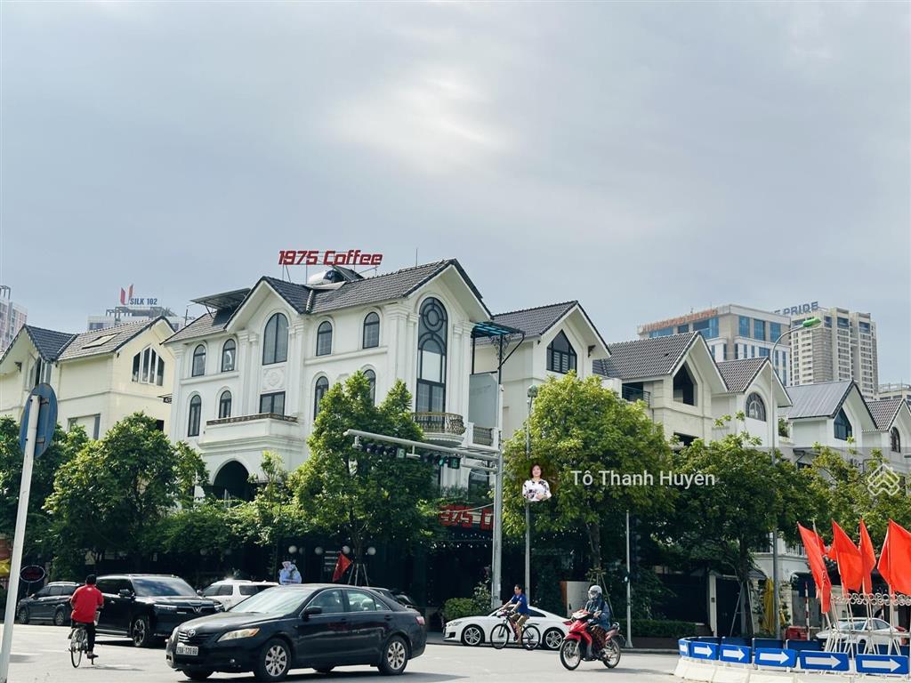 Nhà ngộp ngân hàng geleximco dương nội 240m2 mặt tiền 10m giảm ngay 6 tỷ chỉ hơn 120tr/m2