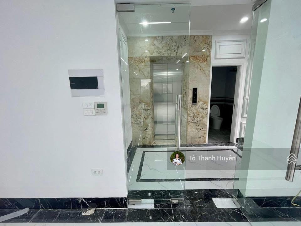Hạ sốc tòa văn phòng 8 tầng mặt phố hoàng hoa thám dòng tiền 90 triệu/tháng, chỉ hơn 38 tỷ