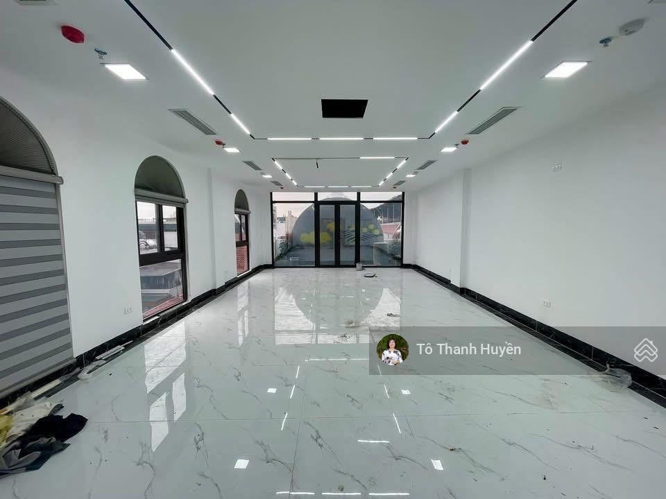 Hạ sốc tòa văn phòng 8 tầng mặt phố hoàng hoa thám dòng tiền 90 triệu/tháng, chỉ hơn 38 tỷ