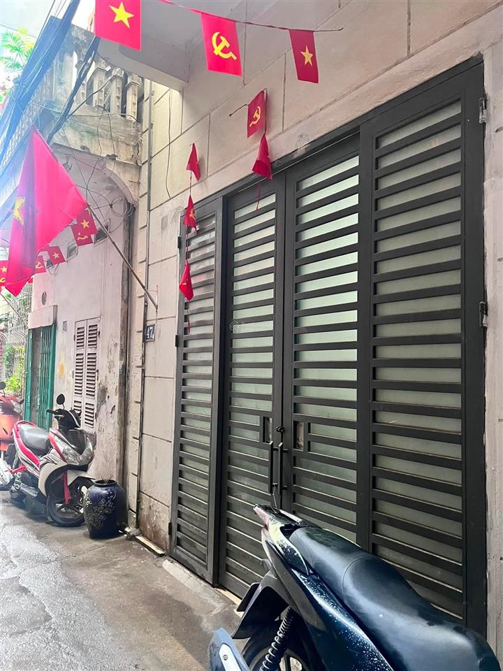 Chỉ 8 tỷ nhà hoa bằng, cầu giấy 47m, 3 tầng, mt 4.3m, giá quá rẻ do chủ cần bán tiền bán gấp
