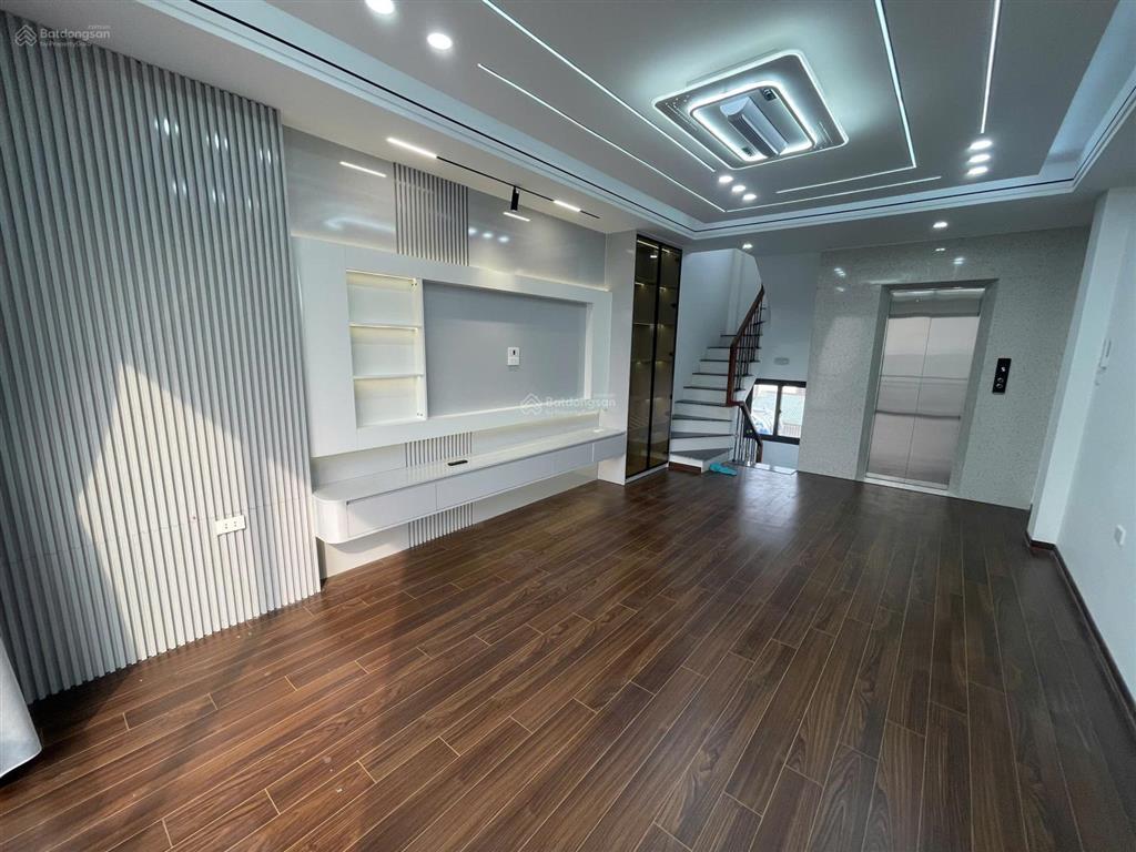 Bán nhà riêng tại định công 6 tầng thang máy, 8,5 tỷ, 32m2, ngõ thông ô tô qua nhà, không quy hoạch