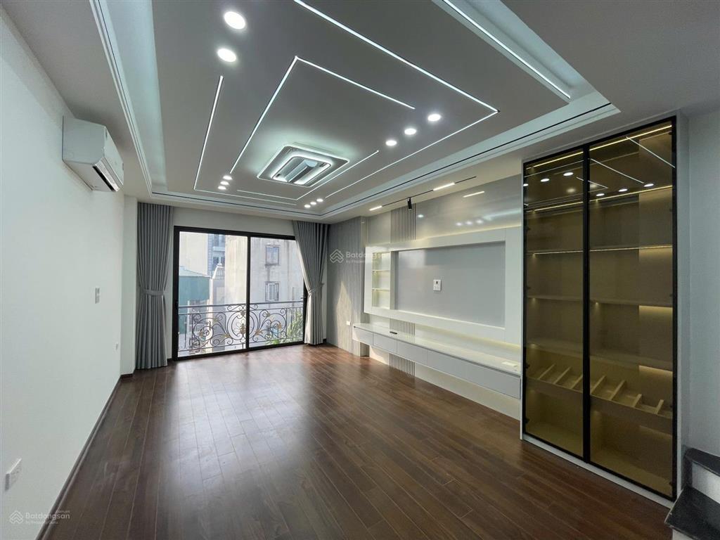 Bán nhà riêng tại định công 6 tầng thang máy, 8,5 tỷ, 32m2, ngõ thông ô tô qua nhà, không quy hoạch