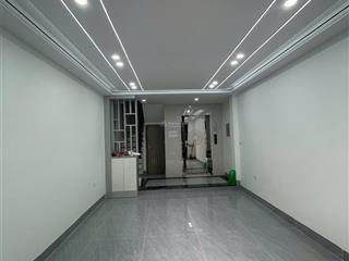 Bán nhà riêng tại định công 6 tầng thang máy, 8,5 tỷ, 32m2, ngõ thông ô tô qua nhà, không quy hoạch