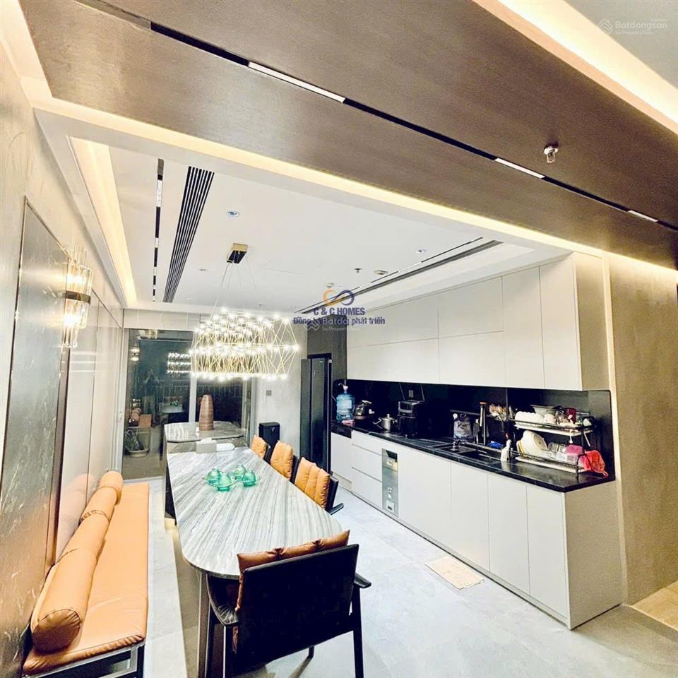 Cho thuê căn 4pn cực vip có 30m2 khoảng sân vườn riêng.full nội thất đẹp.  0397 934 ***