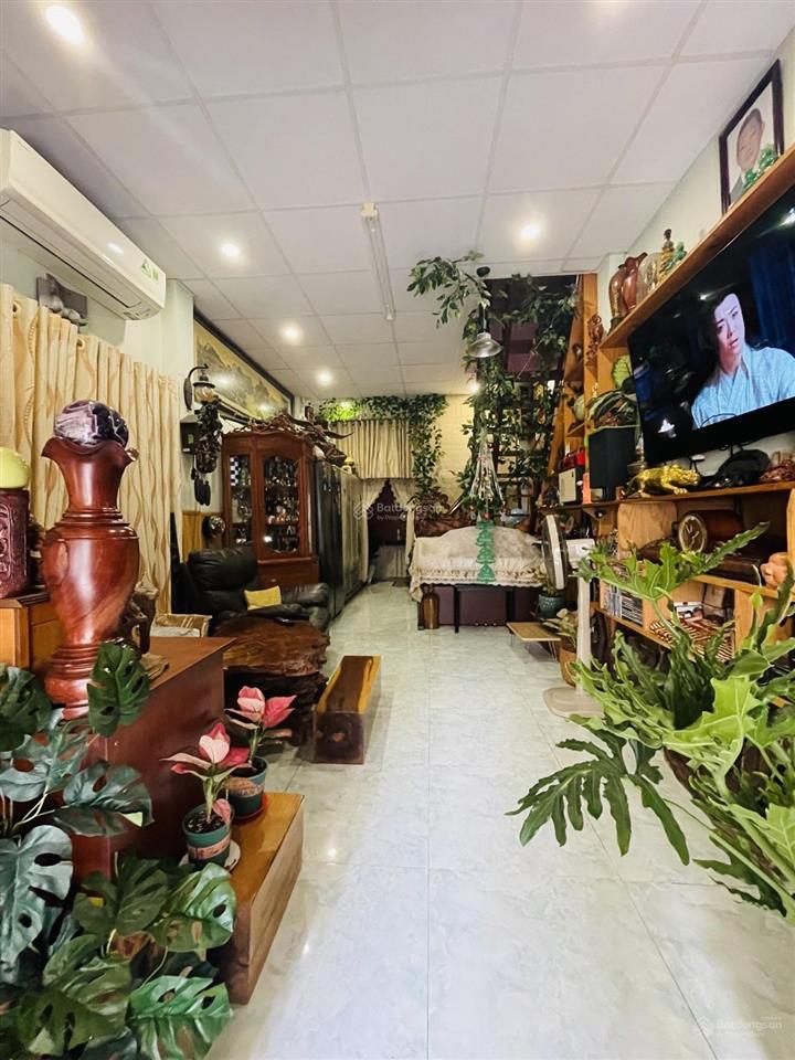 Bán nhà đất thánh, 3,4m x 11m, sát quận 10, giá 4,5 tỷ thương lượng