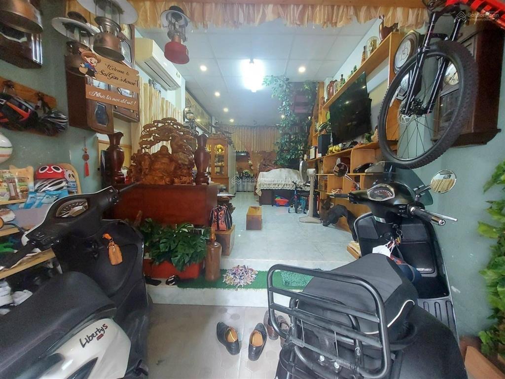 Bán nhà đất thánh, 3,4m x 11m, sát quận 10, giá 4,5 tỷ thương lượng
